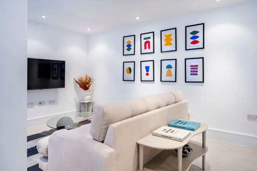 The Urban Minimalist- Notting Hill 2 Bed — отель с удобствами в Лондоне