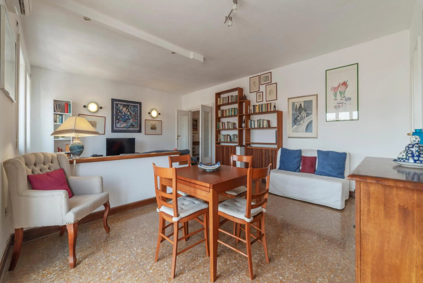 Roomy and Bright Apartment with Terrace — отель с удобствами в Риме