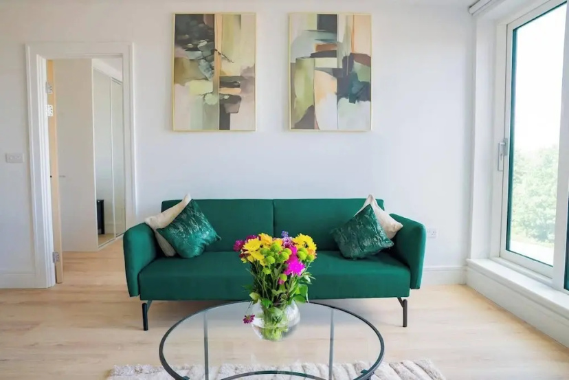 Tranquil London Apartment Near Coombe Hill House — отель с удобствами в Лондоне