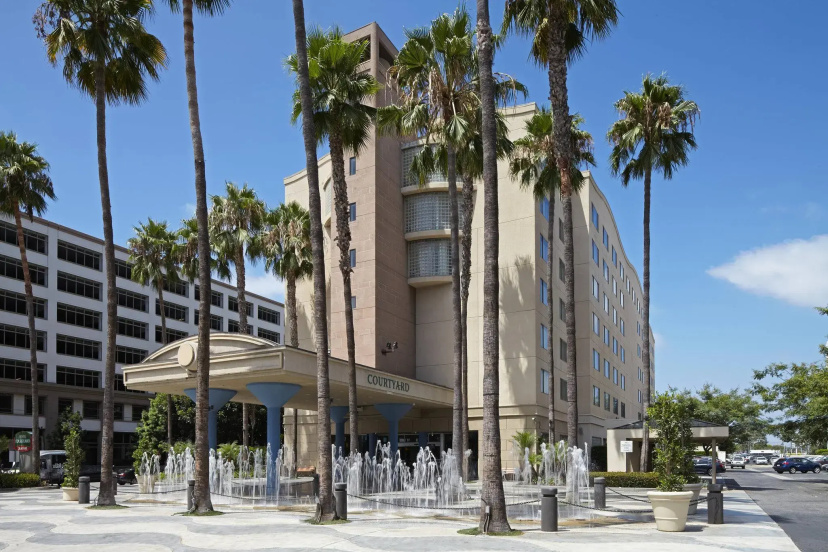 Courtyard by Marriott Los Angeles LAX/Century Boulevard — отель с удобным расположением в Лос-Анджелесе
