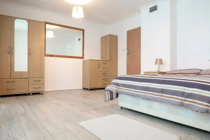 Elland House Deluxe Guest Room — отель с удобным расположением в Лондоне