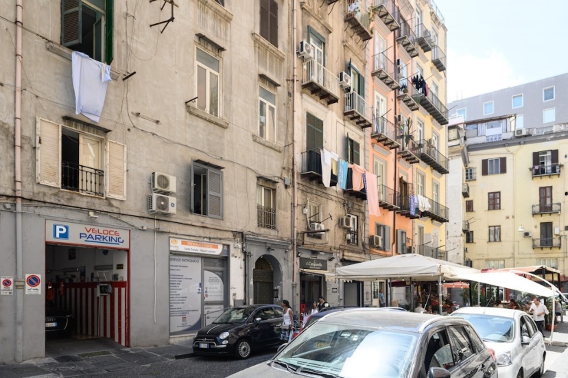 Via Lanzieri 38 in Napoli — отель с удобствами в Неаполе