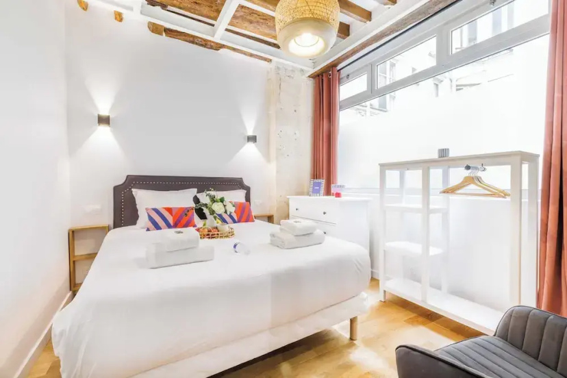 Spacious Apartment - 2br/6p - Porte-saint-martin — забронировать отель в Париже