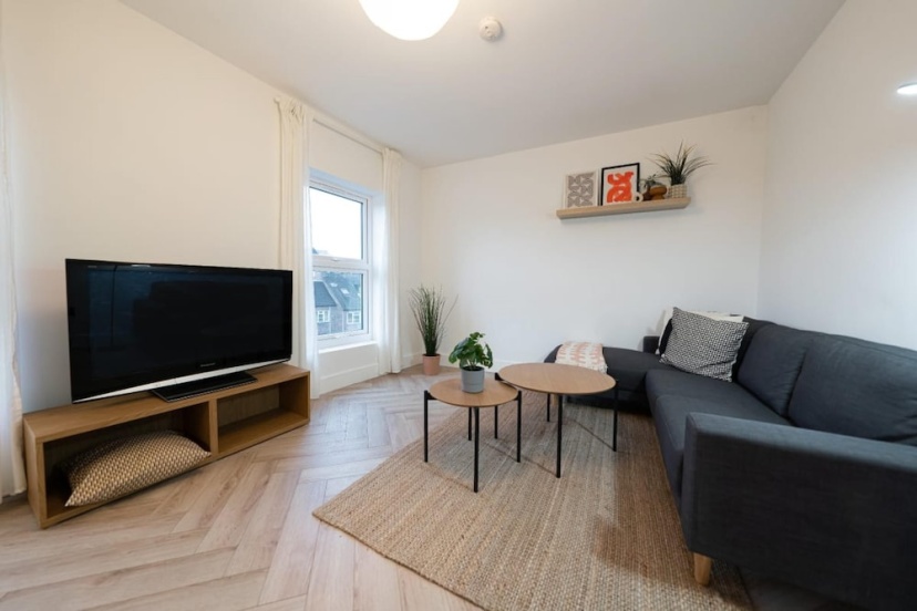 The Battersea Place - Charming 4bdr Flat — отель с удобным расположением в Лондоне