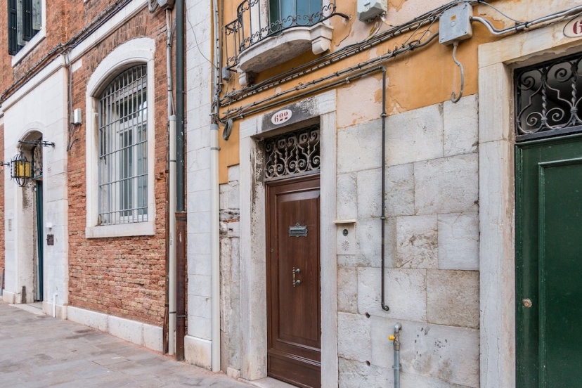 Red House close to Accademia Bridge — отель в Венеции, Италия