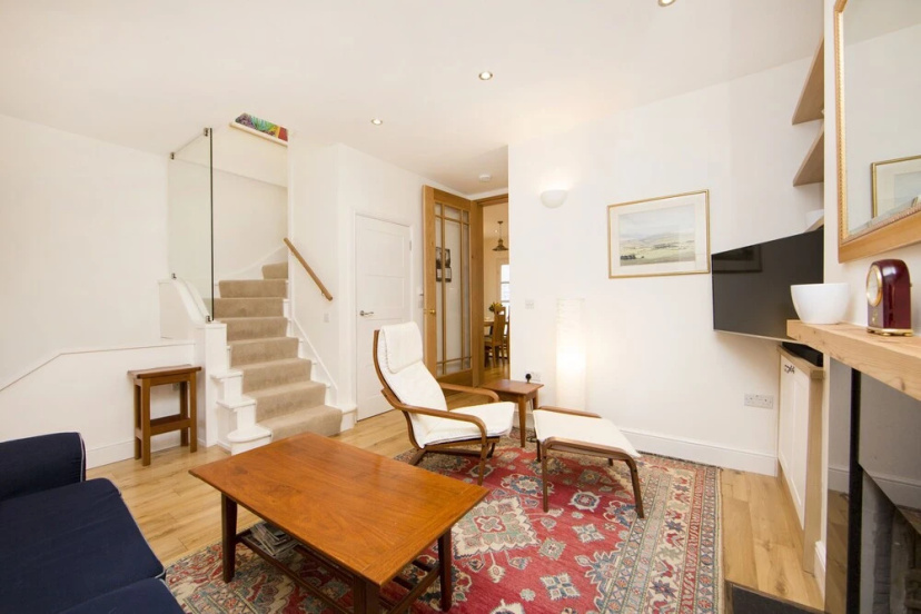 Popular and Charismatic Apartment a Short Walk to The Thames — комфортный отель в Лондоне