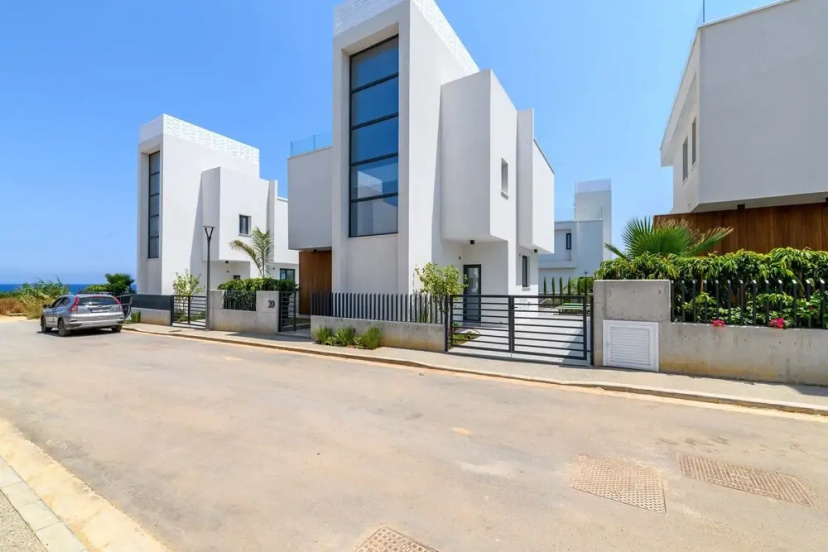 By The Beach - Sunstone Seaview Villa — комфортный отель в Протарас