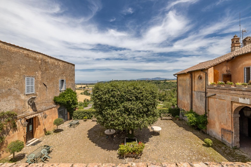 Castello del Duca - Barone Luxury Suite — отель с удобным расположением в Риме