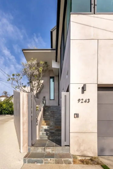 Цены на Bird Street Home min away from Sunset Blvd в Лос-Анджелесе