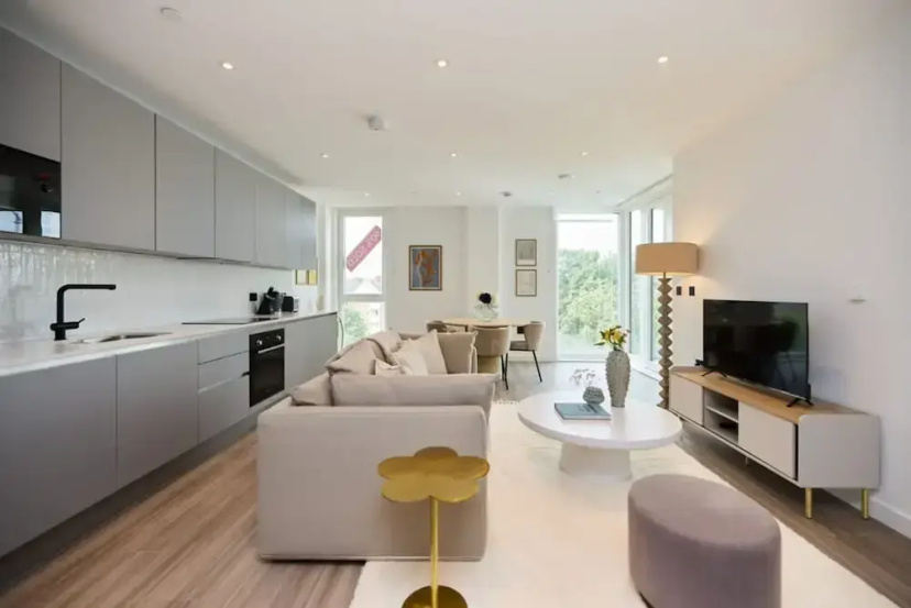 The Tottenham Scenery - Elegant 2bdr Flat With Balcony — отель с удобствами в Лондоне