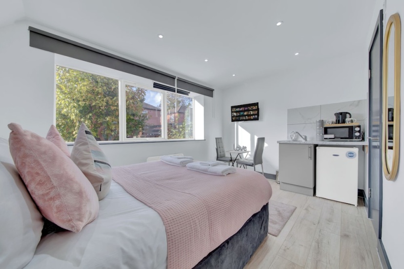 Immaculate 1-bed Studio in Feltham Heathrow London — забронировать отель в Лондоне