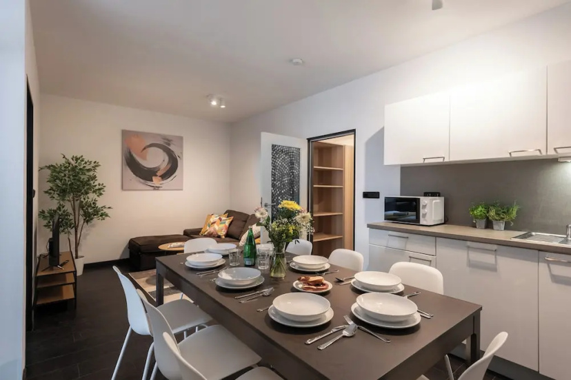 Stylish 3-bedroom apartment with balcony — отель в Праге, Чешская Республика