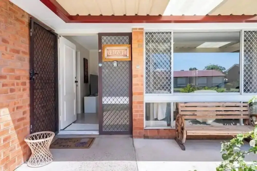 Цены на Cheerful 3 bedroom house with free parking в Сиднее
