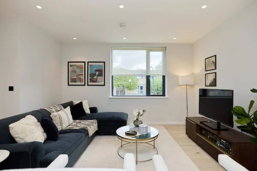 The Brondesbury Place - Bright 2bdr Flat With Balcony Parking — отель с удобствами в Лондоне