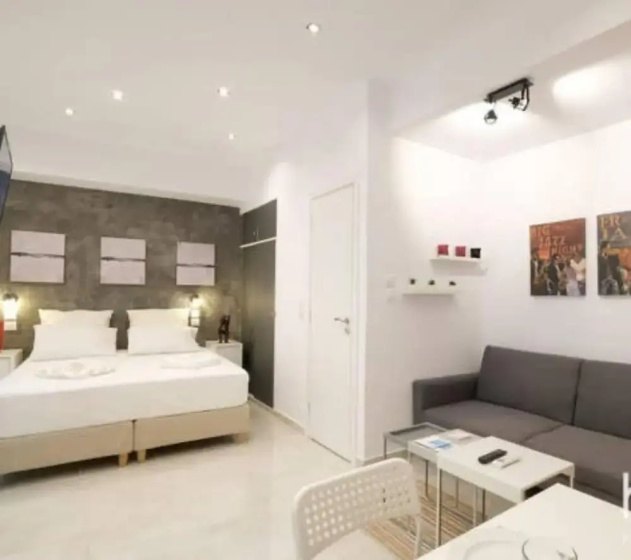 Wonderful Renovated Studio In Thisio — забронировать отель в Афины