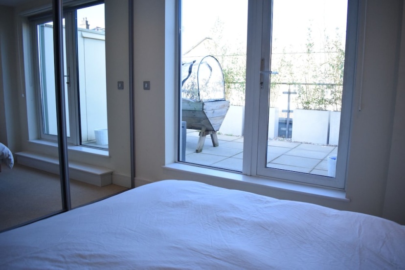 1 Bedroom Flat in Shoreditch With Private Patio — отель с удобствами в Лондоне