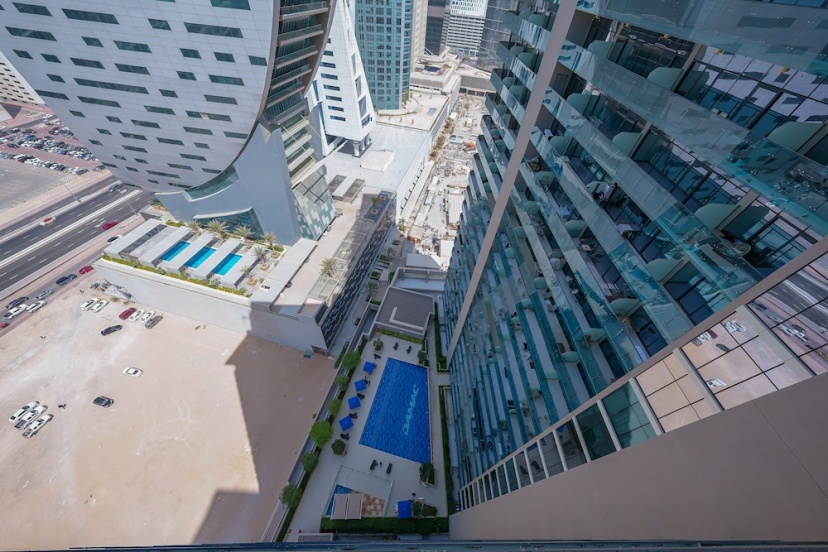 Tanin - Apartment Amidst Lively Area With Pool and Balcony — отель с удобным расположением в Дубае