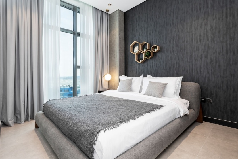 Waves - Serene Waterfront Elegance: 2BR Haven in Business Bay — отель с удобным расположением в Дубае