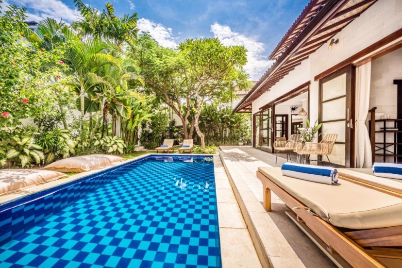 Villa Aurora - Private 6 BDR Villa in Seminyak, prime Location, Pool & Garden — отель с удобным расположением в Кута