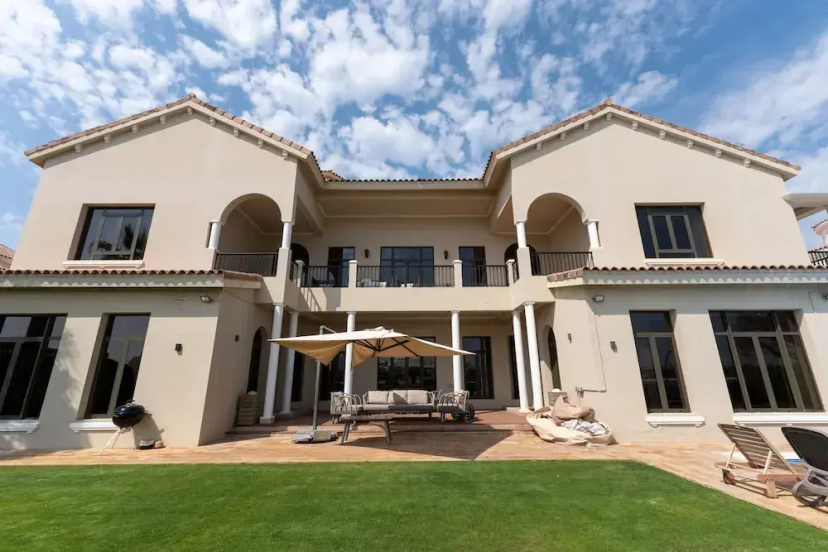 Beachfront 6BR Villa w Private Pool at the Palm — комфортный отель в Дубае