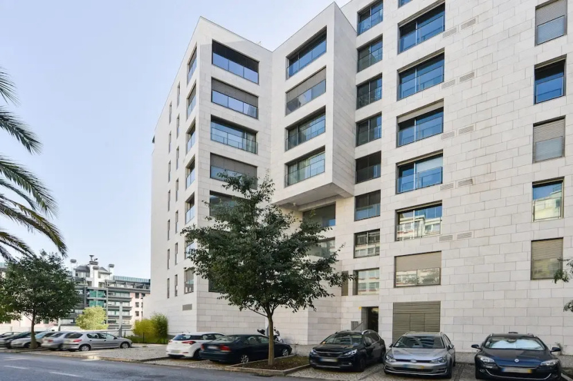 Sunny & Bright Amoreiras Apartment — отель с удобным расположением в Лиссабоне