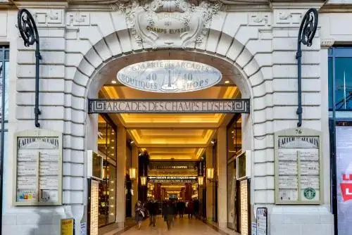 Appartement Champs Elysées — отель с удобствами в Париже