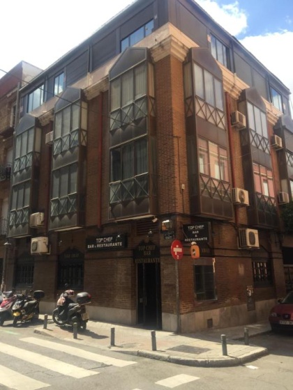 Apartamentos Carlos — отель с удобствами в Мадриде