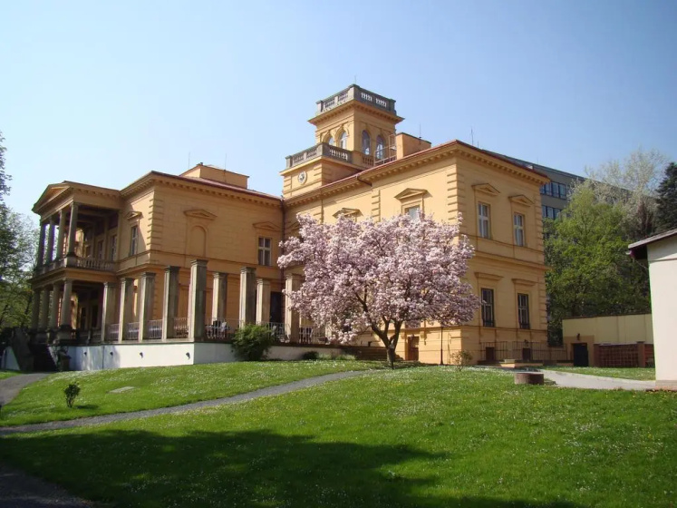Vila Lanna — забронировать отель в Праге