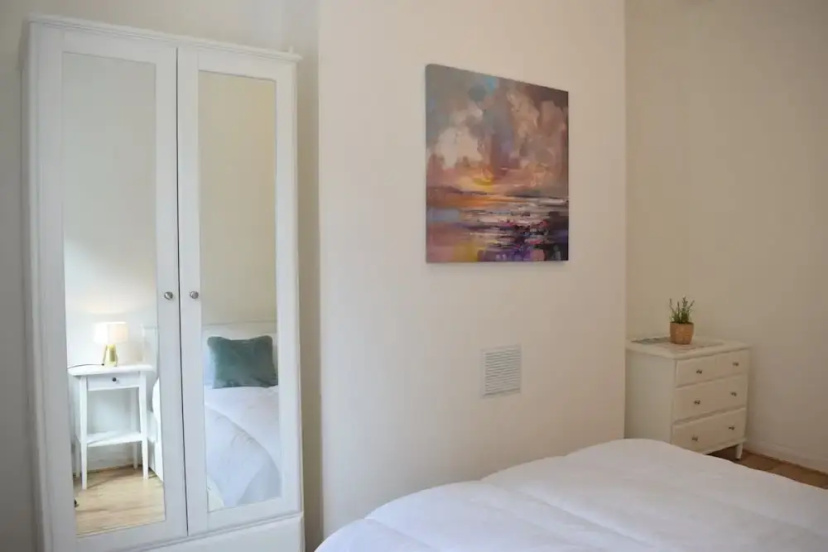 One Bedroom Apartment in Bayswater — отель с удобным расположением в Лондоне