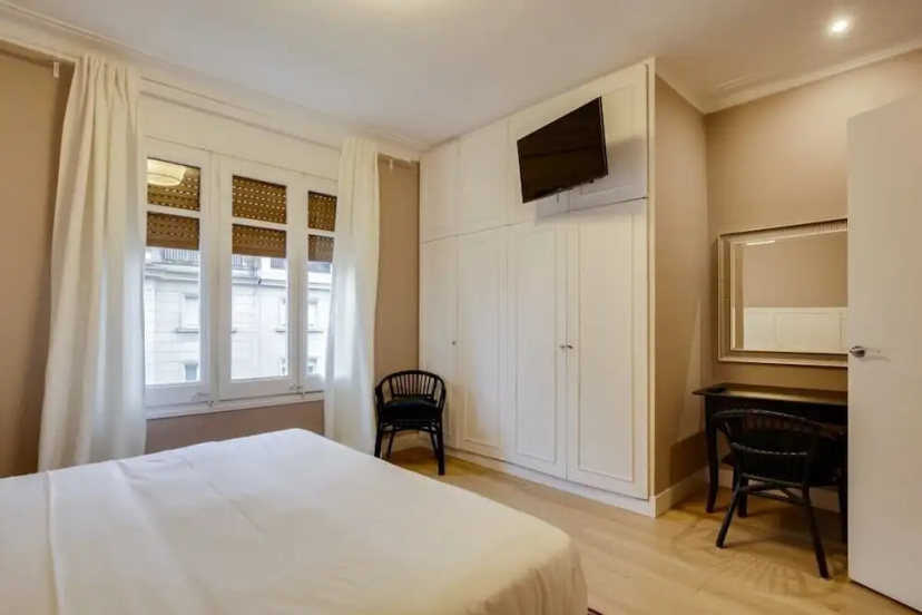 Cosy 3 Bed 2 Bath in Vibrant Eixample, Near Metro — отель в Барселоне, Испания
