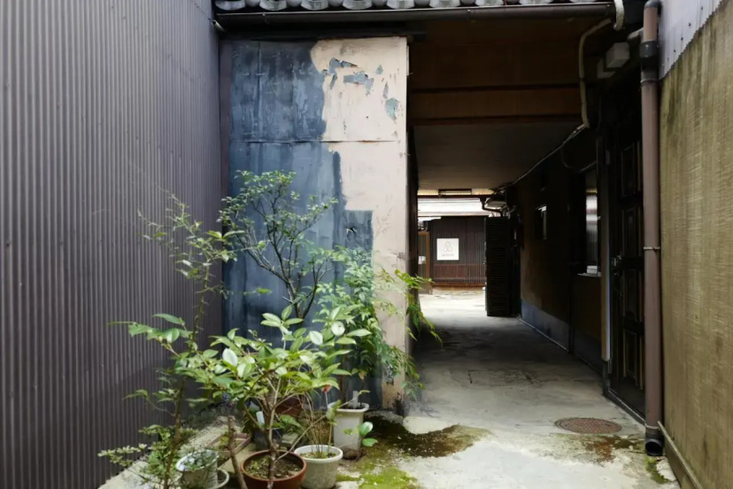 Honmachi Shin 5-chome North (Higashiyama North) — отель с удобным расположением в Киото