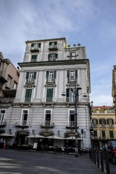 B&B Le 4 Stagioni Dante's Suites by ClaPa Group Dislocated Hospitality — отель в Неаполе, Италия