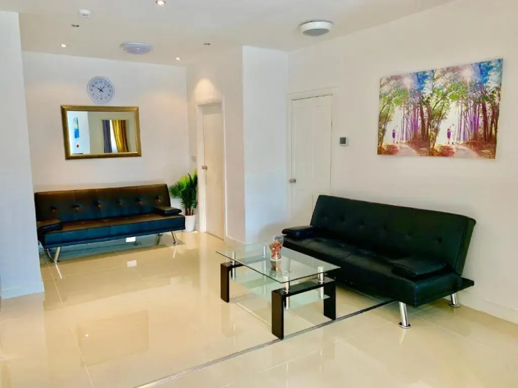 3 Bedrooms, 3 Baths, Spacious Lounge, Full Kitchen, Garden, Ground Floor, Free Parking — отель в Лондоне, Соединенное Королевство