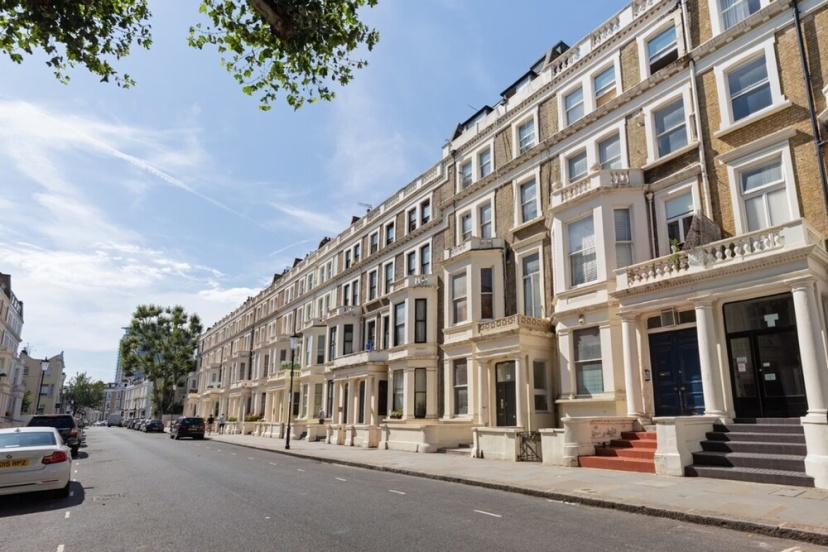 Gorgeous 1 Bedroom in Earl's Court With Vintage Furniture — отель с удобным расположением в Лондоне