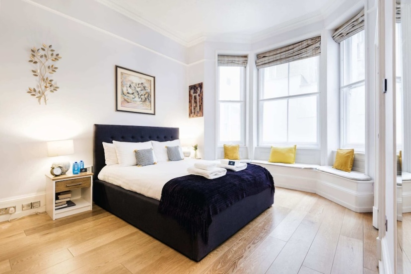 Bright and Modern Mayfair Apartment — забронировать отель в Лондоне