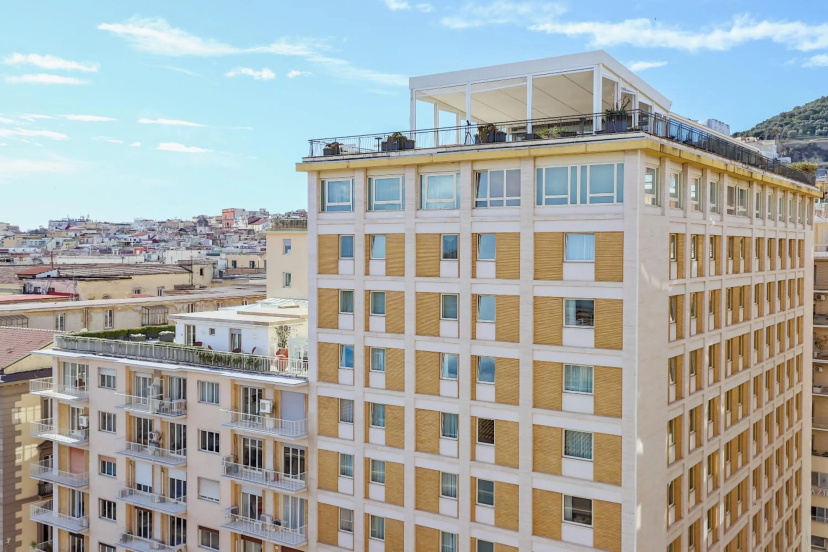 Neapolitan Skyscraper Apartment — отель с удобным расположением в Неаполе