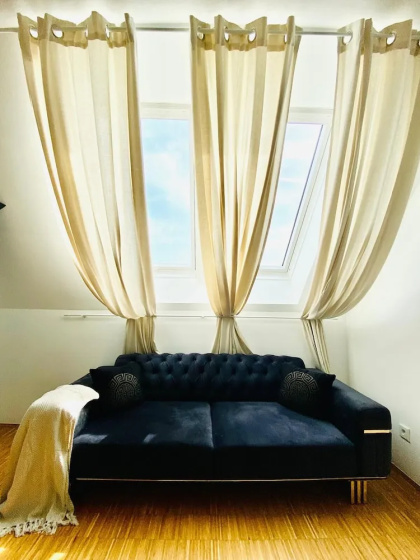 Comfy 3BR Apt With Living Room Balcony — отель с удобствами в вене