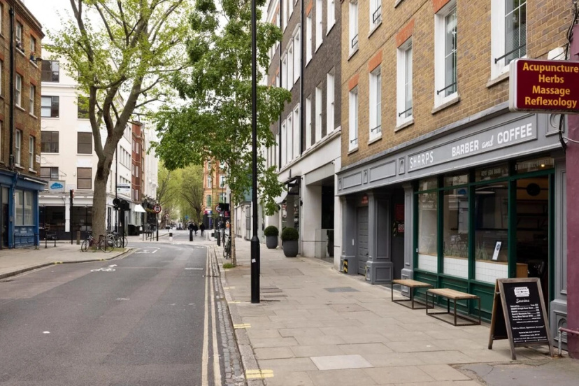 Luxury Duplex Apartment in Fitzrovia — отель с удобным расположением в Лондоне