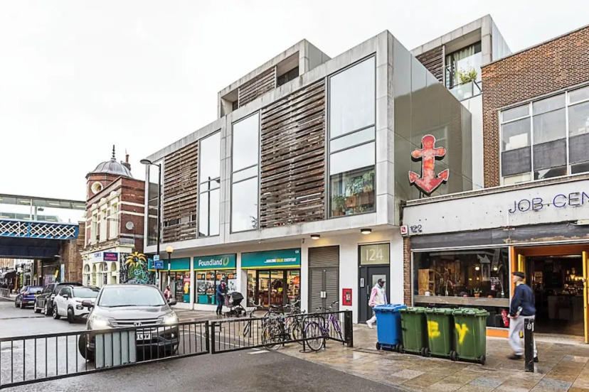 Modern, Cosy Apartment On Vibrant Deptford High Street — отель с удобствами в Лондоне