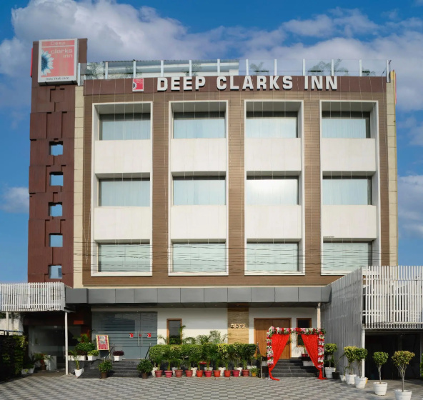 Hotel Deep Clarks Inn Lucknow - Hotel in Λάκναου - Photo 1