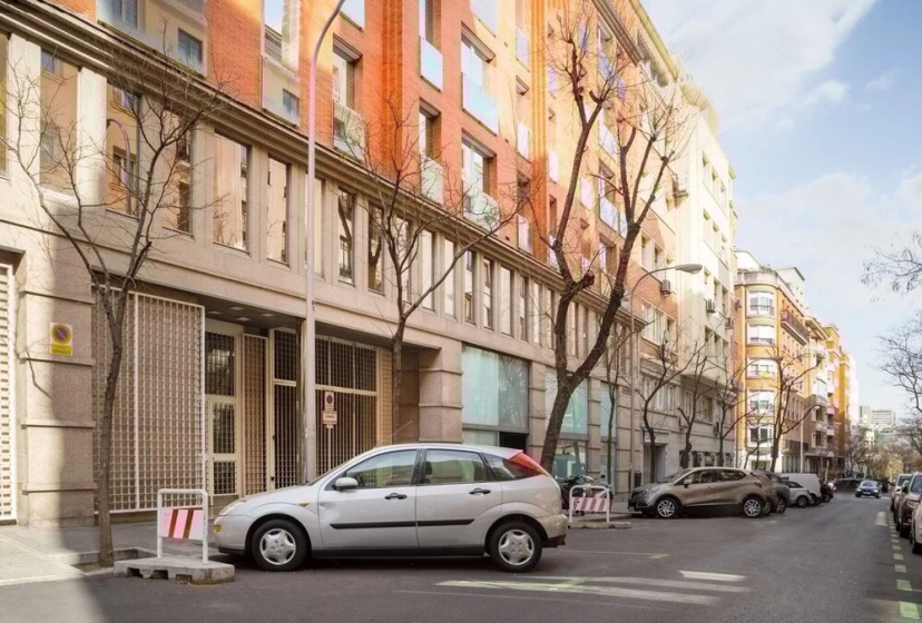 Цены на Cardet - 2 Bedrooms and Pool in Almagro в Мадриде