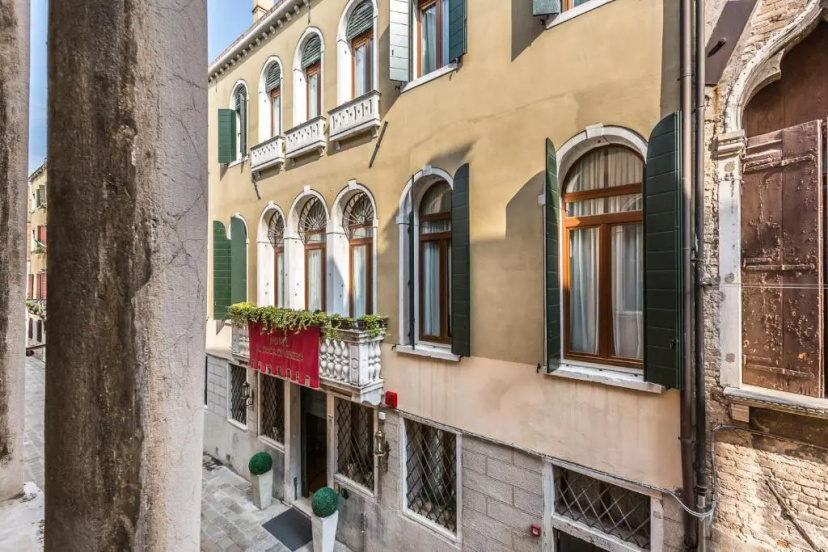 Ca' Del Monastero 4 Collection Apartment Up To 8 Guests With Lift — отель с удобствами в Венеции