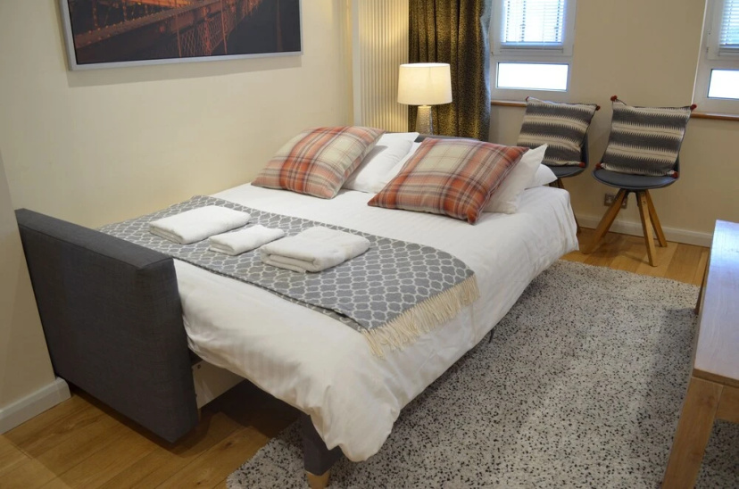 Two bedroom Tower Bridge Apartment for 6 with terrace — забронировать отель в Лондоне