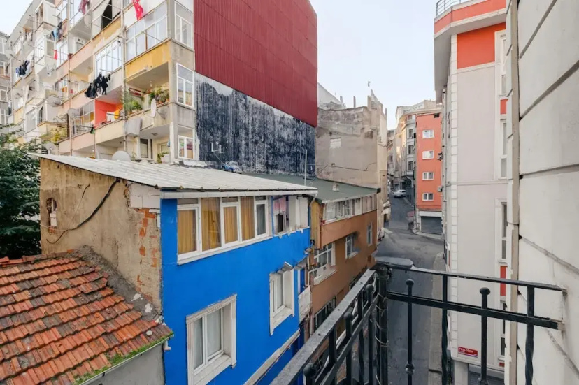 Flat With Balcony 8 min to Istiklal Avenue — отель с удобствами в Стамбуле