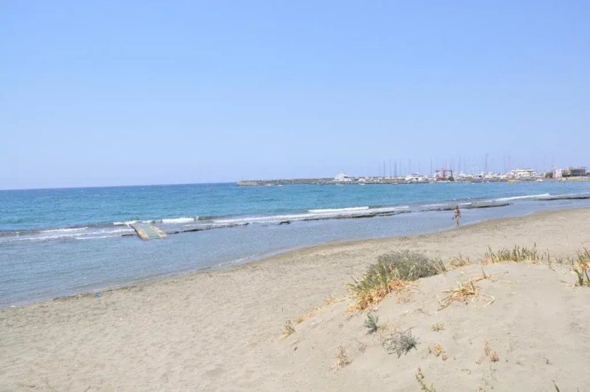 Larnaka Beach House — отель в Ларнака, Кипр