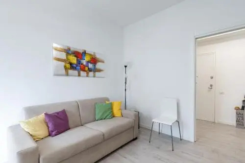 Piazza De Angeli M1 Comfortable Flat With Balcony — забронировать отель в Милане