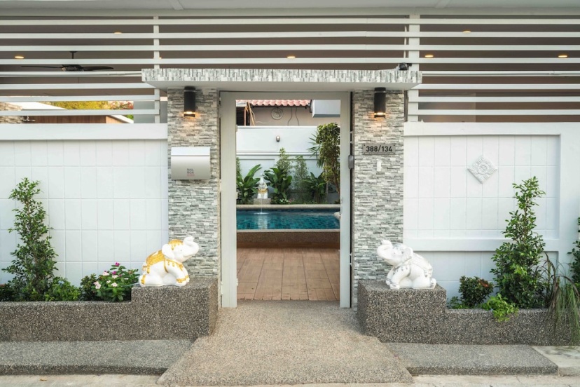 Luxury Pool Villa 6BR — отель с удобным расположением в Паттайе