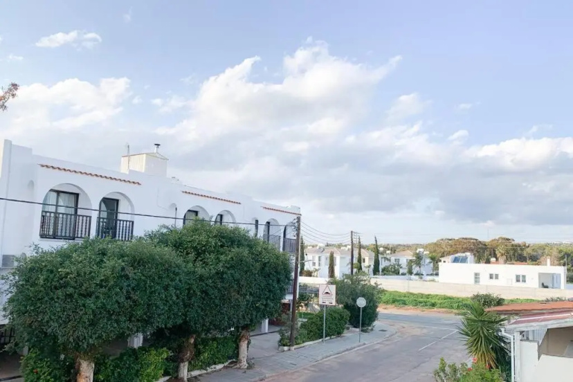 Spacious studio - short walk from Nissi beach! — отель в Айя-Напа, Кипр
