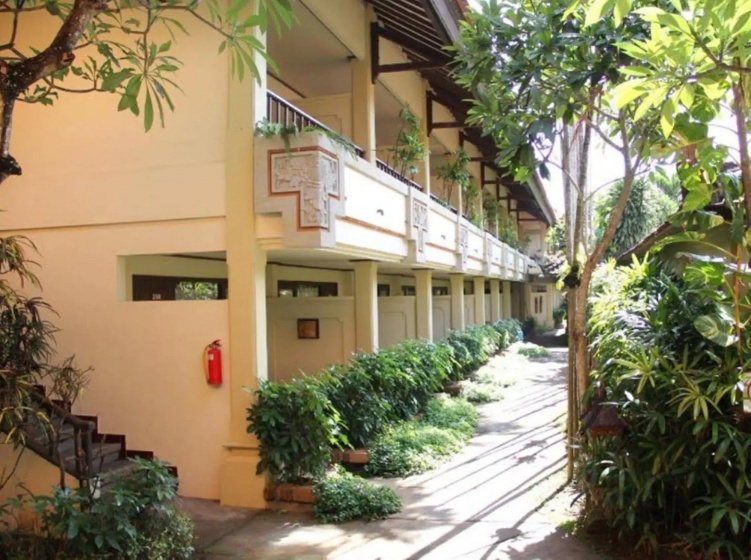 Цены на Besakih Beach Hotel в Денпасар