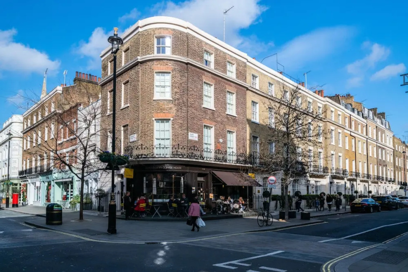 Classic Belgravia Home by Victoria Station by Underthedoormat — забронировать отель в Лондоне